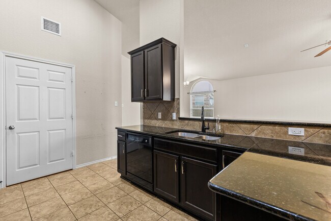 Building Photo - 6505 Vista View Dr