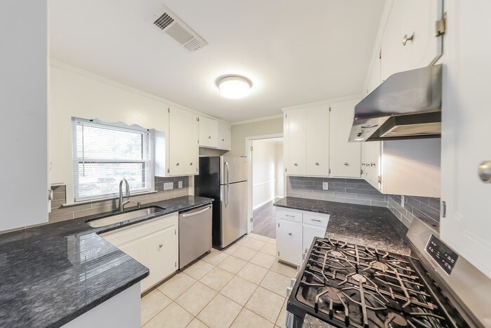 Building Photo - 3411 Royal Carriage Dr