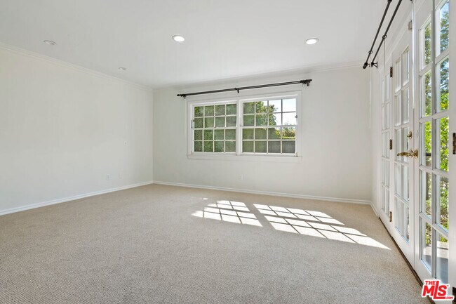 Building Photo - 360 Alma Real Dr