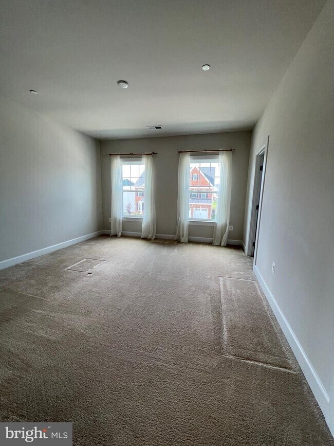 Building Photo - 8227 S Maple Lawn Blvd