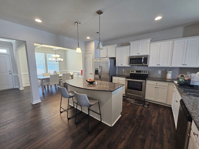 Building Photo - Like New Home featuring 4 Bedrooms, a Loft, and a fully fenced Yard!