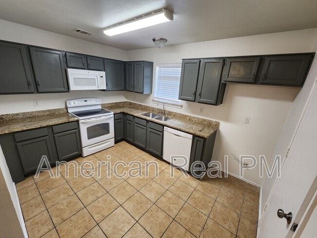 Building Photo - 2750 Sunset Strip Dr