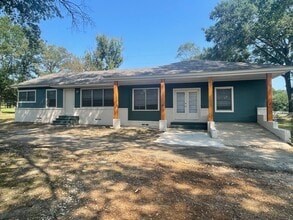 Building Photo - Newly Renovated Home