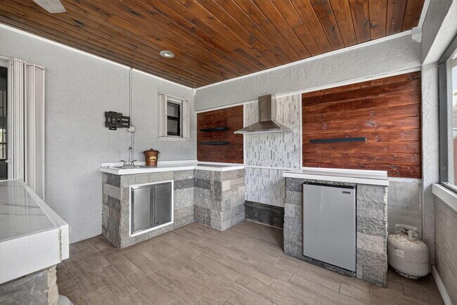 Building Photo - 825 SE Starflower Ave