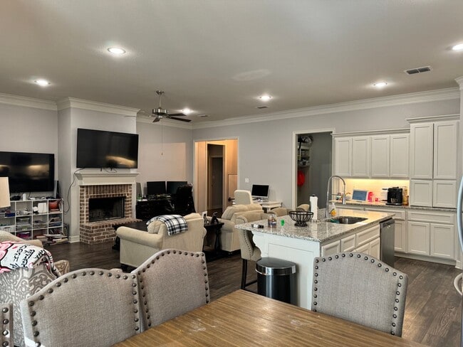 Building Photo - 1017 Stagecoach Bend