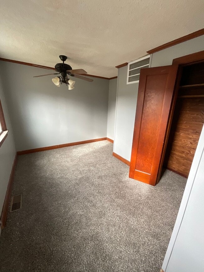 Building Photo - 2 bedroom/1 bath house for rent