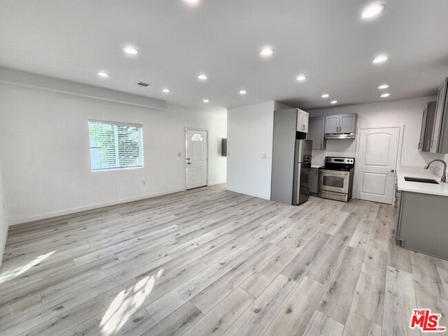 Building Photo - 11618 Balboa Blvd