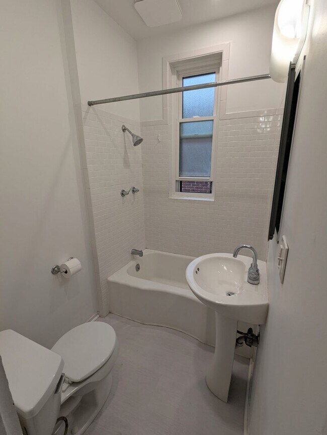 Building Photo - 4 Bedroom 1 Bathroom Single Family Home in...