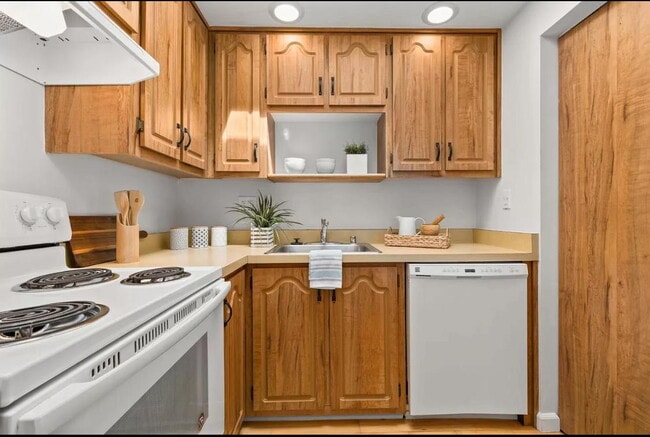 Building Photo - "Charming 1-Bed Santa Cruz Retreat with El...