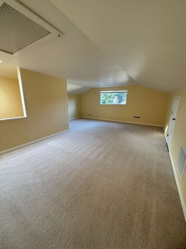 Building Photo - Spacious 4-Bedroom Retreat in Renton Available!