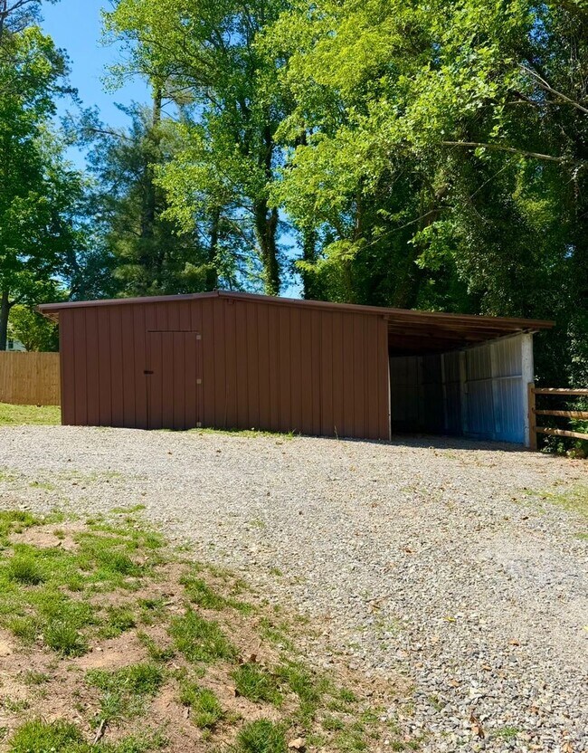 Building Photo - Adorable 2 bedroom farmhouse 10 minutes to Downtown Asheville