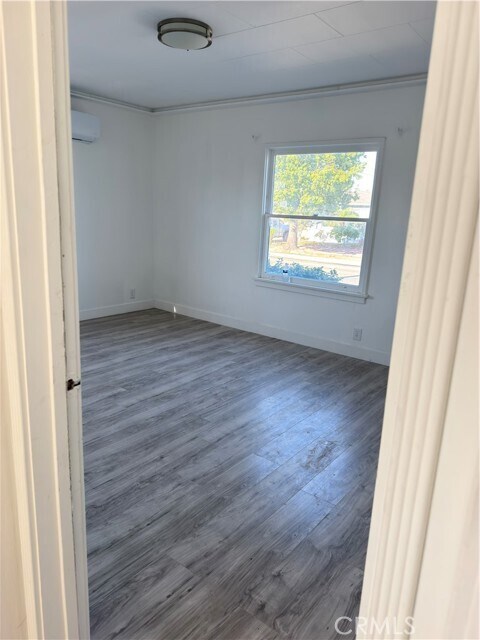 Building Photo - 643 S Nutwood St