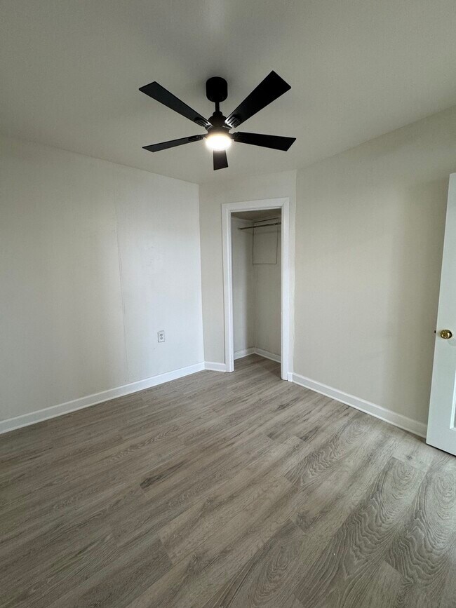 Building Photo - 2206 S Oakley Ave