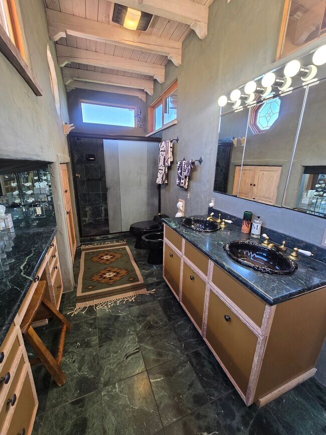 Building Photo - Furnished, 6-12 month rental