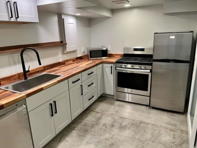 Building Photo - Ballard Duplex - Lower Unit