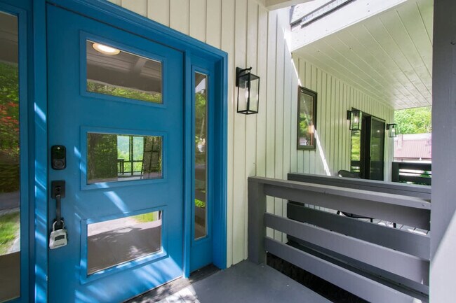Building Photo - 201 Bluebird Ln