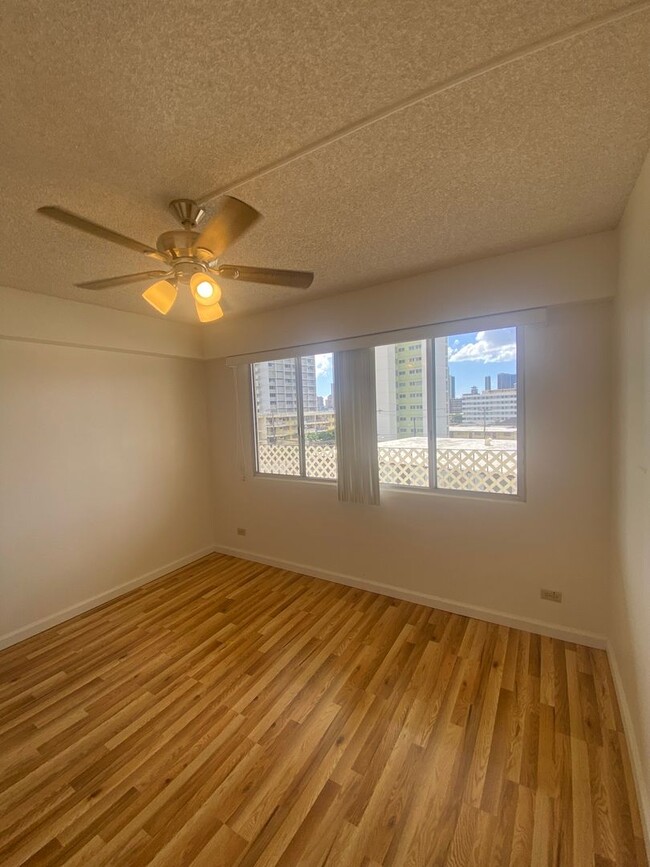 Building Photo - 2 bed, 1 bath, located on 4th floor. Inclu...