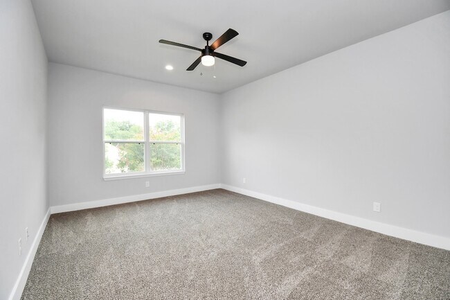 Building Photo - 3814 Lakewood Dr