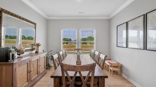 Building Photo - Like-new 4BR/3BA home in desirable St. Cla...