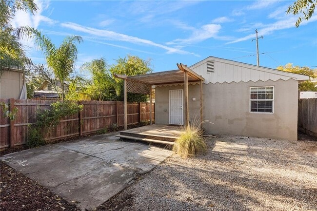 Building Photo - 553 E 23rd St