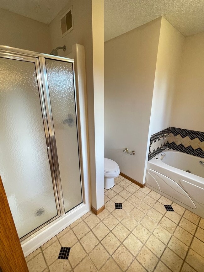 Building Photo - AVAILABLE NOW - 4 Bed, 3.5 Bath Home in He...