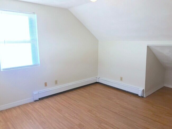 Building Photo - 144 Thorndike St