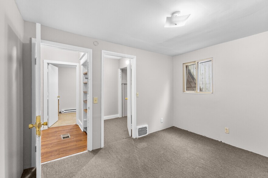 Building Photo - 922 Dakin St