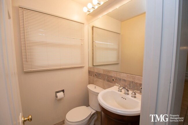 Building Photo - Beautiful Three Bedroom in Great Camas Nei...