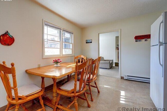 Building Photo - MF 09 - Burnside Triplex
