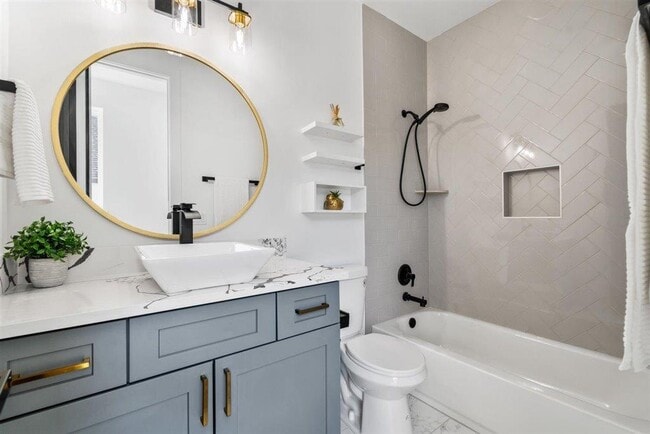 Building Photo - 501 Burton St E