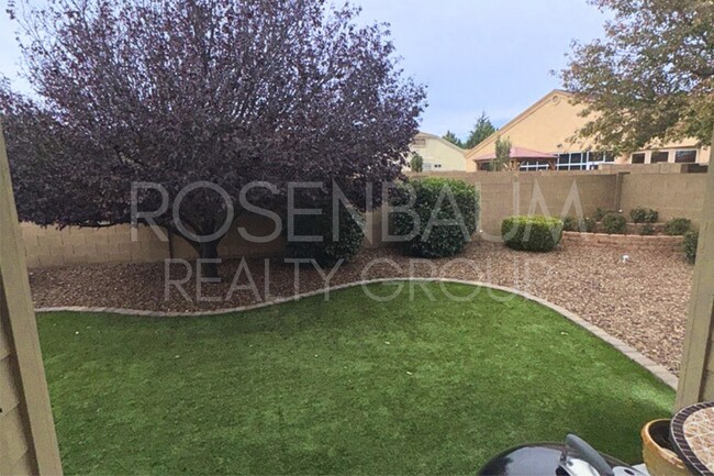 Building Photo - Gorgeous 3-bedrooms, 2-baths home in the h...