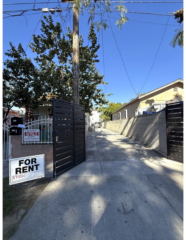 Building Photo - 1341 E 59th Pl