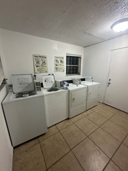 Building Photo - 4833 Serafica Dr