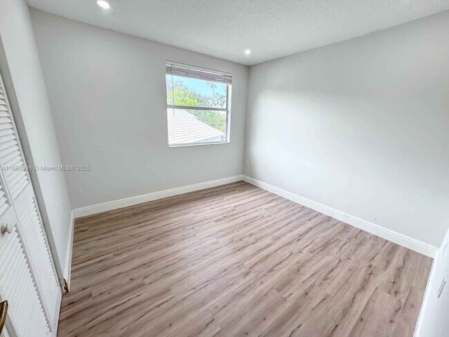 Building Photo - 1015 NW 125th Terrace