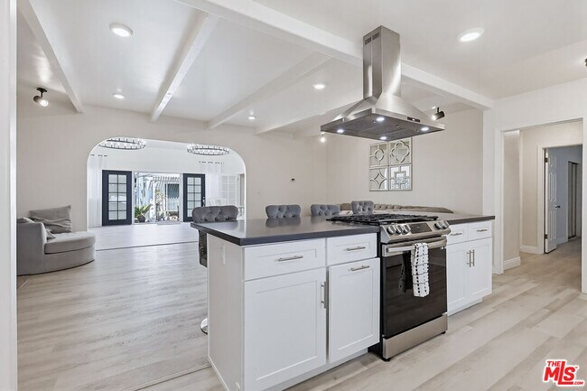 Building Photo - 9209 Paramount Blvd