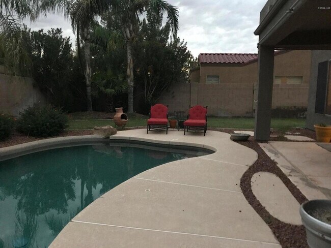 Building Photo - 483 W Carob Dr