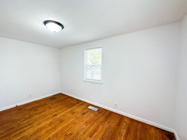 Building Photo - 2833 E Vermont St