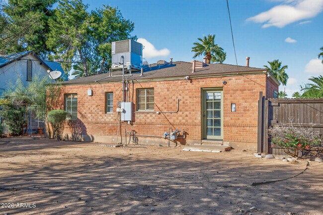 Building Photo - 901 W Willetta St