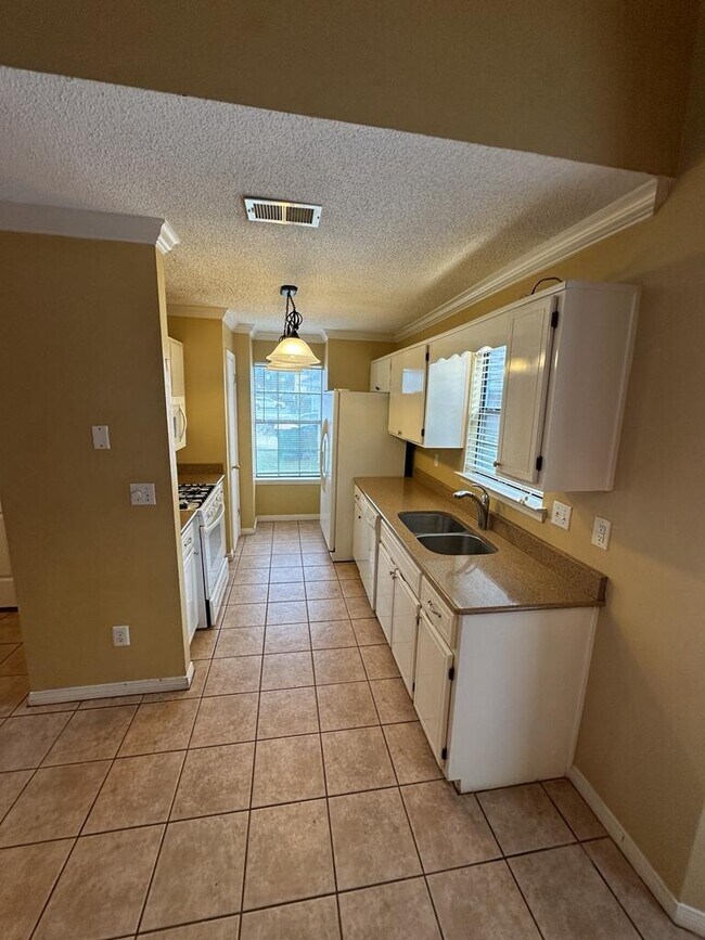 Building Photo - 924 Lawton Ct