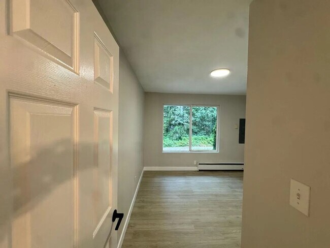 Building Photo - Renovated 4-Bedroom Single-Level Home in Quiet Kent Central Location