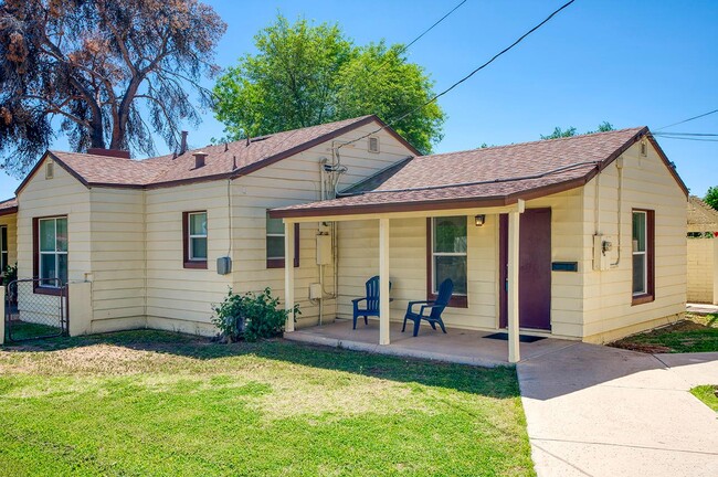 Building Photo - 502 W Roma Ave