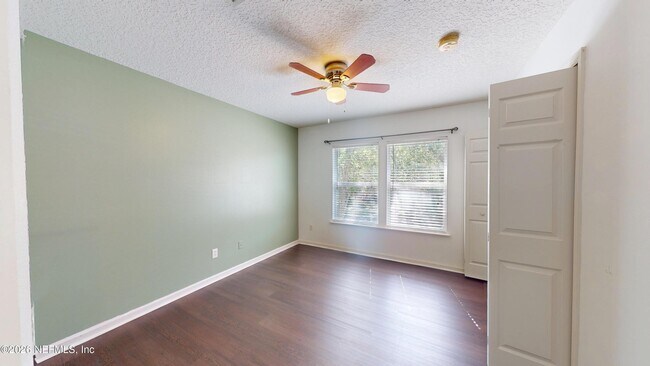 Building Photo - 1063 Collinswood Dr W