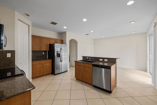 Building Photo - 8401 SW 25th Ct