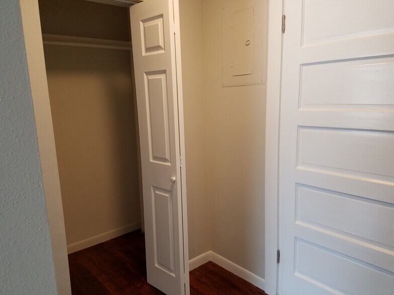 Building Photo - 115 E 4th Ave