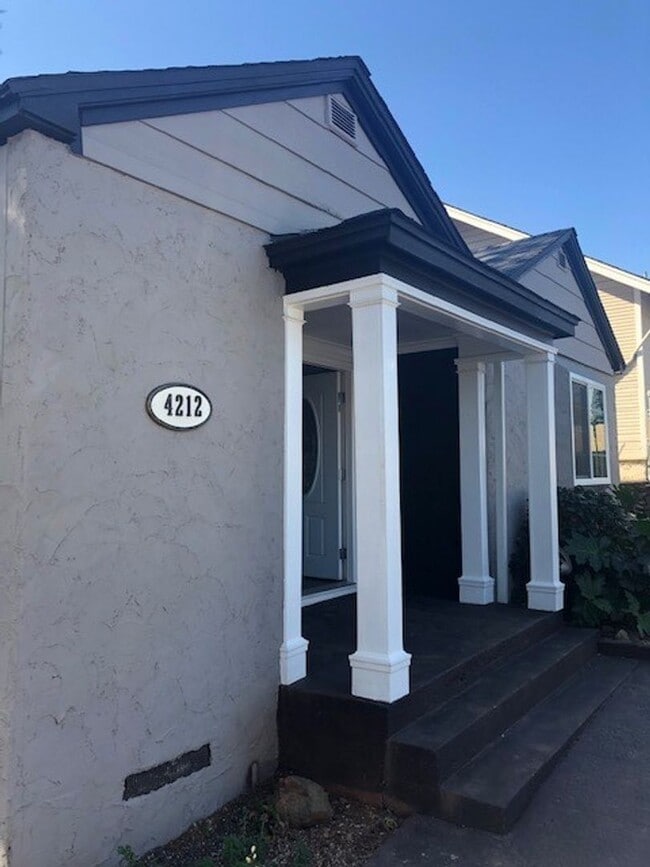 Building Photo - 2 BED 1 BATH HOME IN SHASTA LAKE