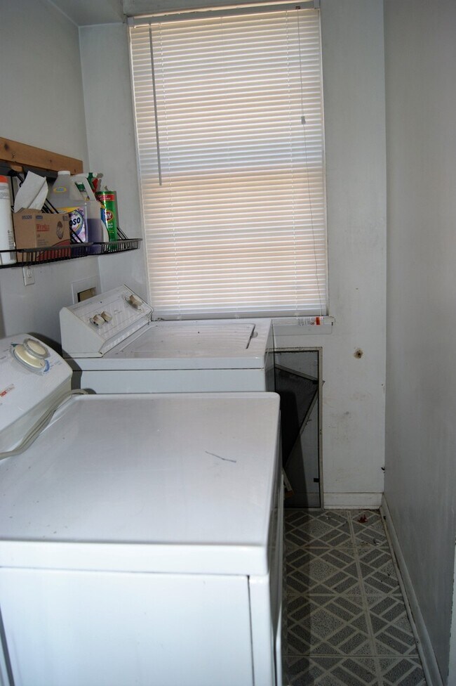 Building Photo - Charming 3 Bedroom/ 1 Bathroom Townhome in East Baltimore, MD!