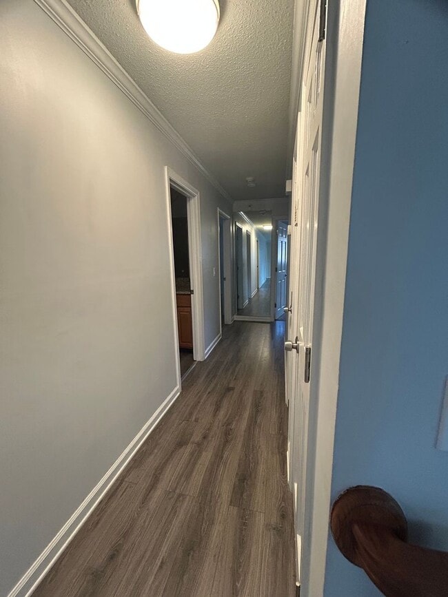 Building Photo - Large 4 bedroom 3 bathroom house in the he...