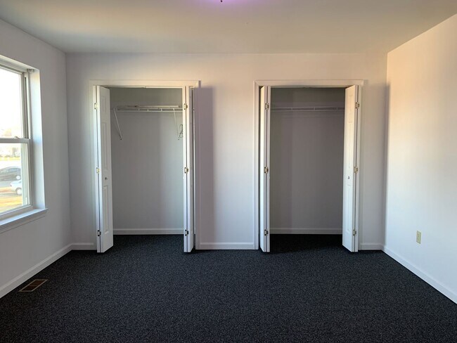 Building Photo - PERFECT COLLEGE RENTAL ONLY A HALF MILE FR...