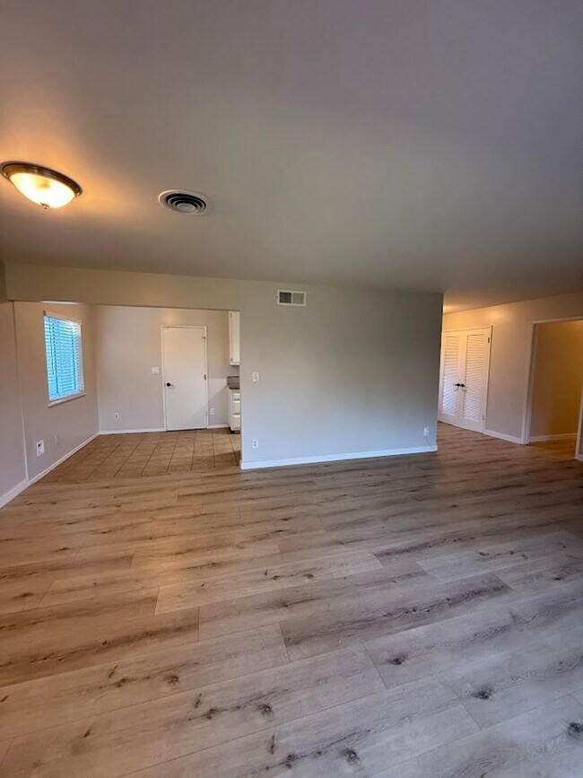 Building Photo - Beautiful 4 Bedroom, 2 Bathroom, Sylmar Home! Ready for Move-In!