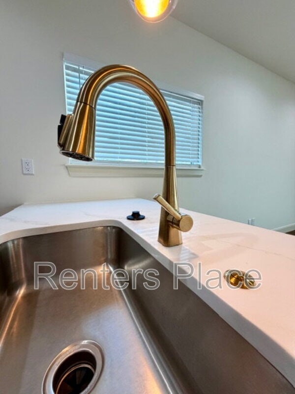 Building Photo - 1140 S Quincy Ave